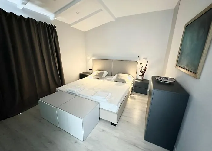Elite Sea View Jacuzzi Penthouses * Sarande