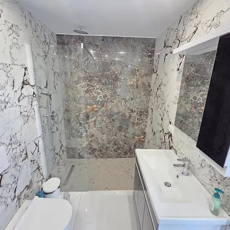Elite Sea View Jacuzzi Penthouses * Sarandë